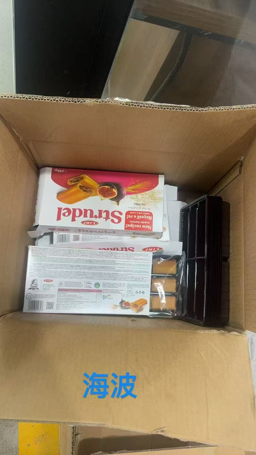 Automatic cartoning machine for strudel fig packing